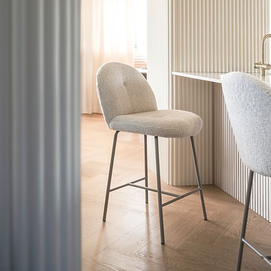 Barska stolica Fiori svijetlo bež, zaobljeni oblici