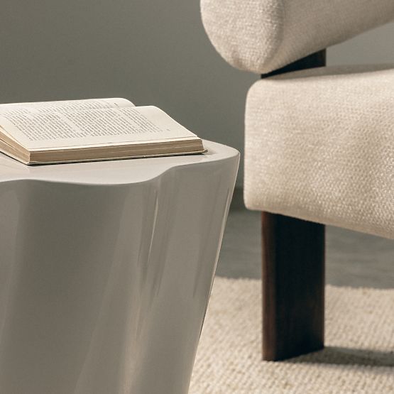 Bočni stolić Bow 49 cm, sivo-bež, sjajni, zaobljeni oblici