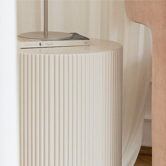 Bočni stolić Ermanno, 35 cm, sivo-bež, s utorima