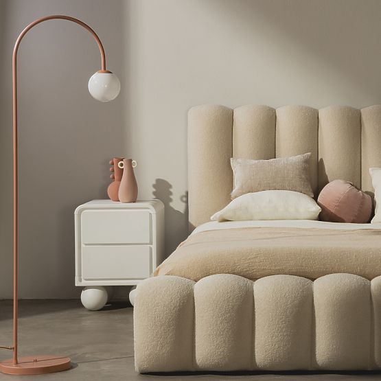 Noćni ormarić Lauria bijeli, zaobljeni, noge kuglice