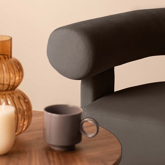 Relaksacijska fotelja Hella smeđa, baršunasta, zaobljena