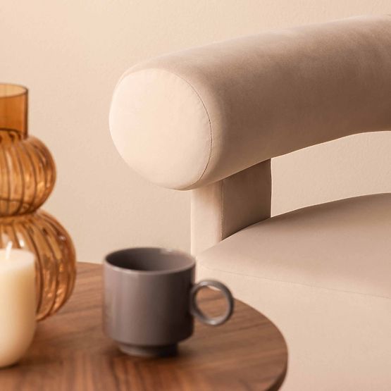 Relaksacijska fotelja Hella svijetlo bež, baršunasta, zaobljena