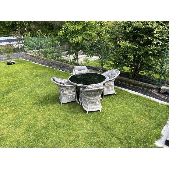 Set stolnog namještaja od tehnoratana (4 stolice + okrugli stol) MODERNO svijetlosiva