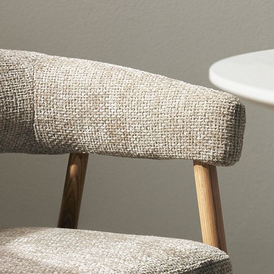 Tapecirana stolica Giovani, bež/hrastovo drvo, zaobljena