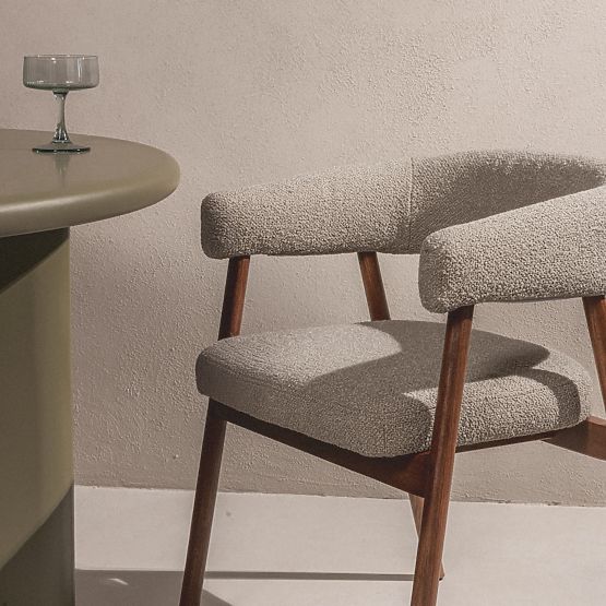 Tapecirana stolica Giovani, svijetlosmeđa/hrastovo drvo, zaobljena