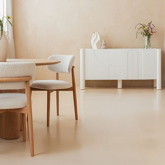 Trodijelna komoda Lunaria s urezbarenim prednjim dijelom, bijela